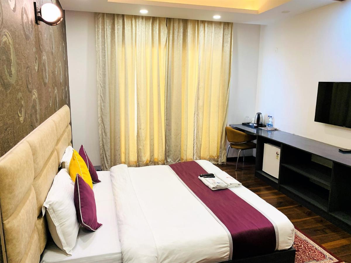 Lime Tree Hotel Pulkit Gurgaon-Artemis Hospital, Nearest Metro Huda City Centre מראה חיצוני תמונה